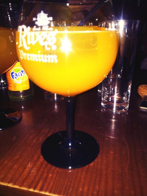 12345_mar's tweet photo. De cubatitas en @GervasioBar  con @Mary_Navarro @Davinia_8 @LidiaaNavarroo @fili515 http://t.co/b0q1hXmG9P