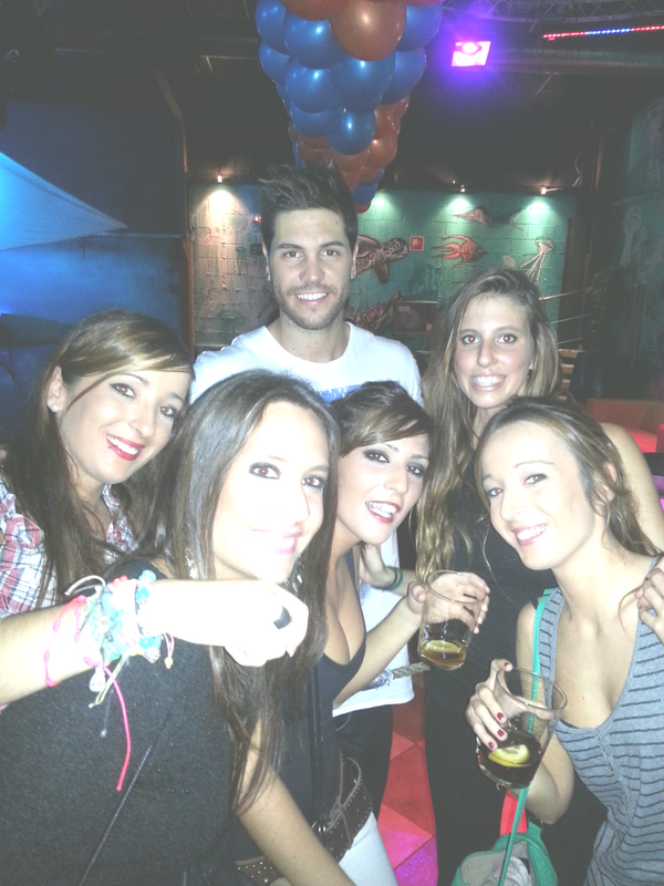 leigv's tweet photo. En la mao con @ortiz1991 @oliii91 @monidv20 @leigv  con @ErikRiolobos http://t.co/BIAapc7k24