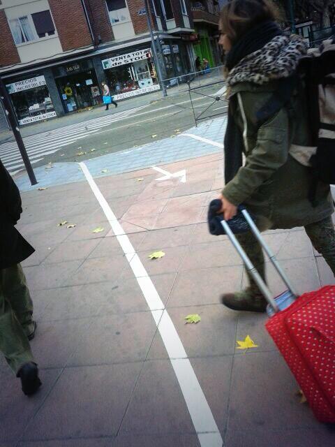 Marianarvcortes's tweet photo. Muy gracioso q @IsaRein no tuviese billete y q el conductor nos eche del bus y nos tire en valladolid #SOS http://t.co/VYnH9QhoFX