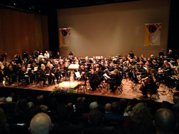 karelvansoest's tweet photo. #SemperUnitas maakt zich op voor de aanvang van hun concert tijdens het concours in Veldhoven! http://t.co/6flMZCYA8S