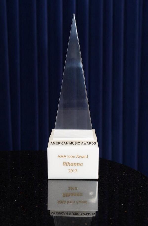 RihannaFranceFR's tweet photo. L'Icon Award que Rihanna recevra ce soir lors de la cérémonie: http://t.co/YWHVsAB9sr