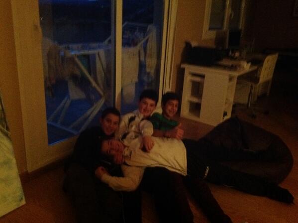 gares14's tweet photo. Esque aquí en mi casa con @david12_seco @Julen7813 @riezu22 http://t.co/TGle8isU50