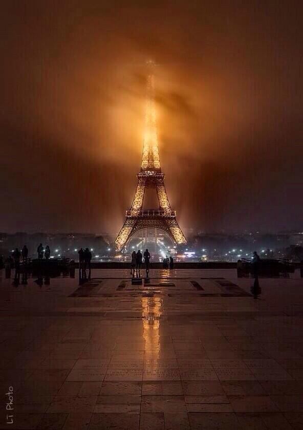 ellnezto's tweet photo. Fog around the Eiffel Tower 😍 http://t.co/FBLX0KYS6L