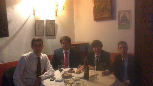 Paco__RG's tweet photo. Cena de grupo en casa de una buena amiga como es Amparo. Que bien cenamos ayer..@CalleReal_RS @plaito_1789 @IvanRodV http://t.co/L89DESykTT