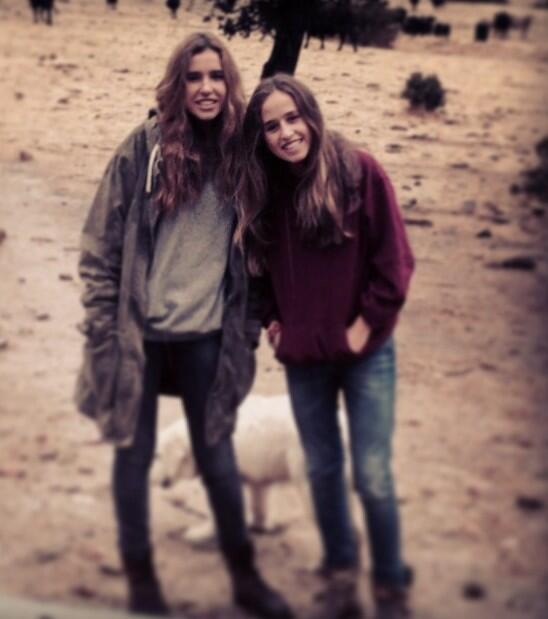 letibu98's tweet photo. Felicidades a la mejor hermana! Porfin 17! #SiempreAhi @Marianarvcortes #paraloquequieras Te quiero mucho ❤️💕 http://t.co/Zm7x1kW1M2