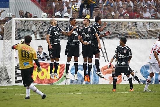 FatosSPFC's tweet photo. Eterno Gol de N°100 Em Cima Das Gaivotas. #M1TO1117 http://t.co/3L8g1MGq2X