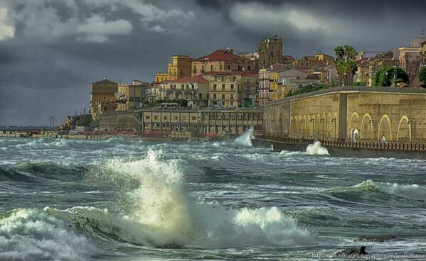 Anck73's tweet photo. #Diamante #Cosenza, la mareggiata di oggi #sapevatelo @PaoCaruso http://t.co/0D1J9kJiB7