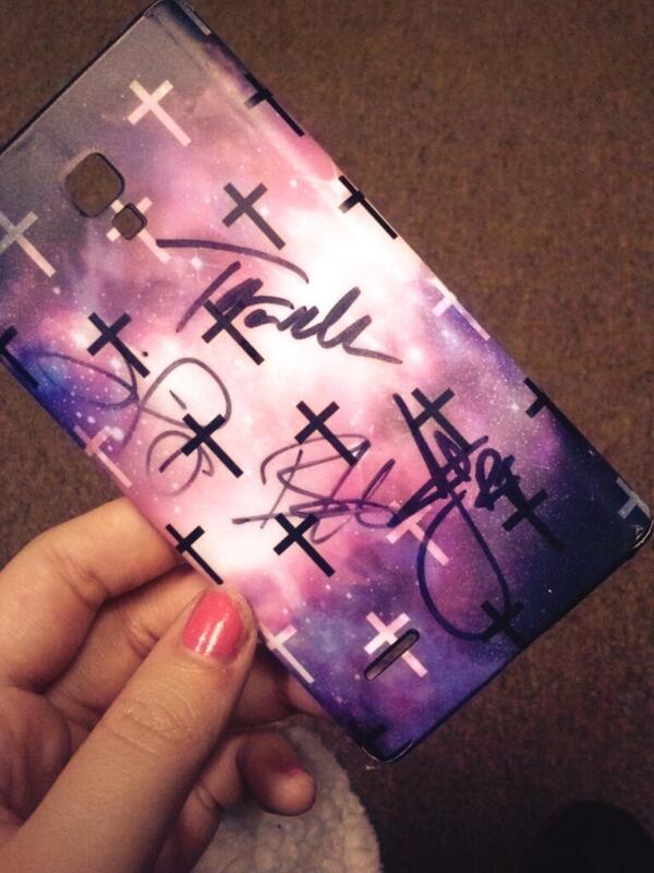 SheeshJen_xO's tweet photo. I met @RoyalTailor this weekend and they signed my phone case! #turndownforwhat http://t.co/Luo7lJBjXE