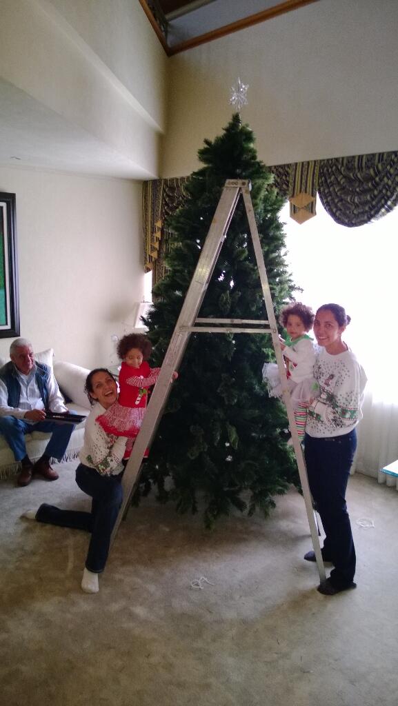 caballofino's tweet photo. Poniendo el arbolito de navidad con los abuelos, Mamá y Pau @china_castillo @paucastillo http://t.co/PDaIlqlrUI