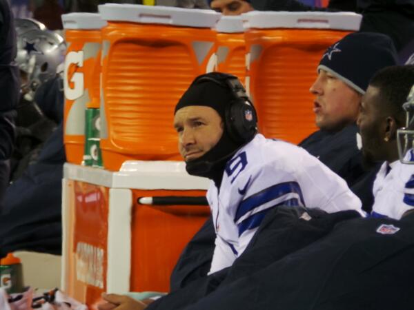 Itz_CP1's tweet image. “@dallascowboys: Romo staying warm on the sideline http://t.co/tVOQpAuofK” tony stayin&apos; warmo