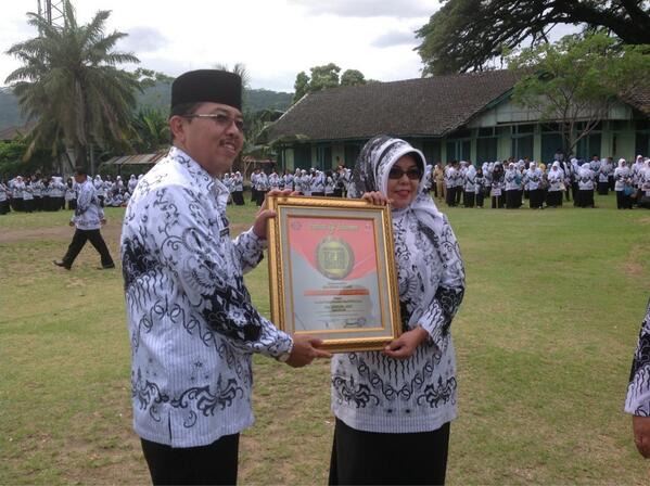 smantripadang's tweet photo. [ACHIEVMENT] "Bunda Mona bersama Kadisdik Padang DR Indang Dewata MSi penyerahan Award pd hari guru" http://t.co/FwXll9lZyb"