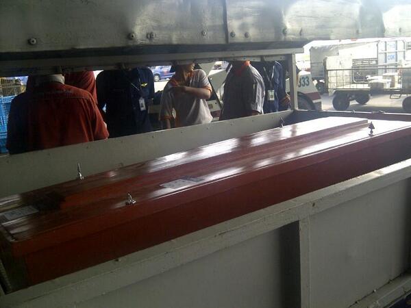 ginarasjad's tweet photo. Us 3 as witnesses before departure @rizkyimran @Amandaeleonora http://t.co/peTRsN1l9C