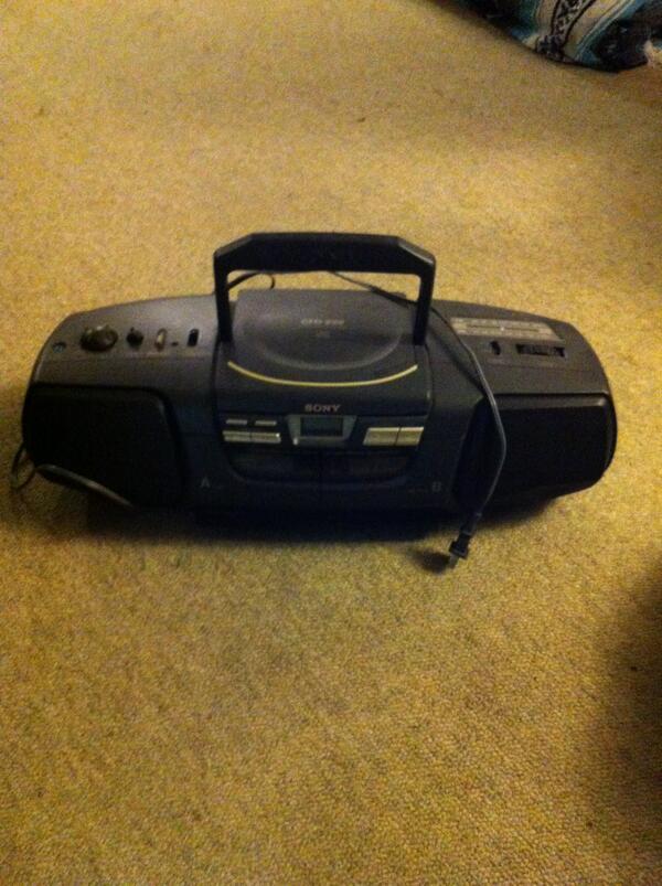 dnbrockes23's tweet image. Traded my bar stool for a boombox. #trade2 #mg354 #paperclipproject