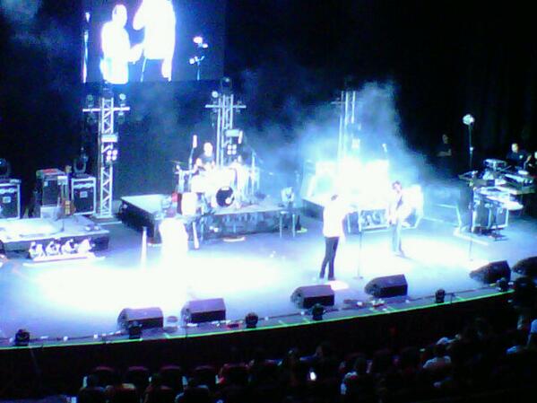 isabel_nandy's tweet photo. Buenisima rola ayer en @ForumImperial. Escuchando a @thestandups. ♥ http://t.co/9jmkjxsiGL
