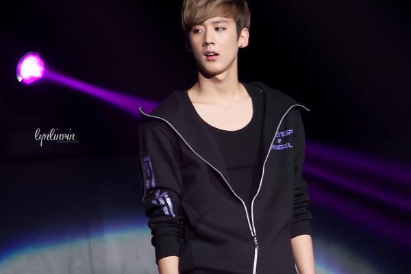 anicayoon's tweet photo. NOOO!! you actually don't have to pose like this >< [© lynlinrin] #chunji #colarbones #leechanhee http://t.co/G7pRWNPZuC