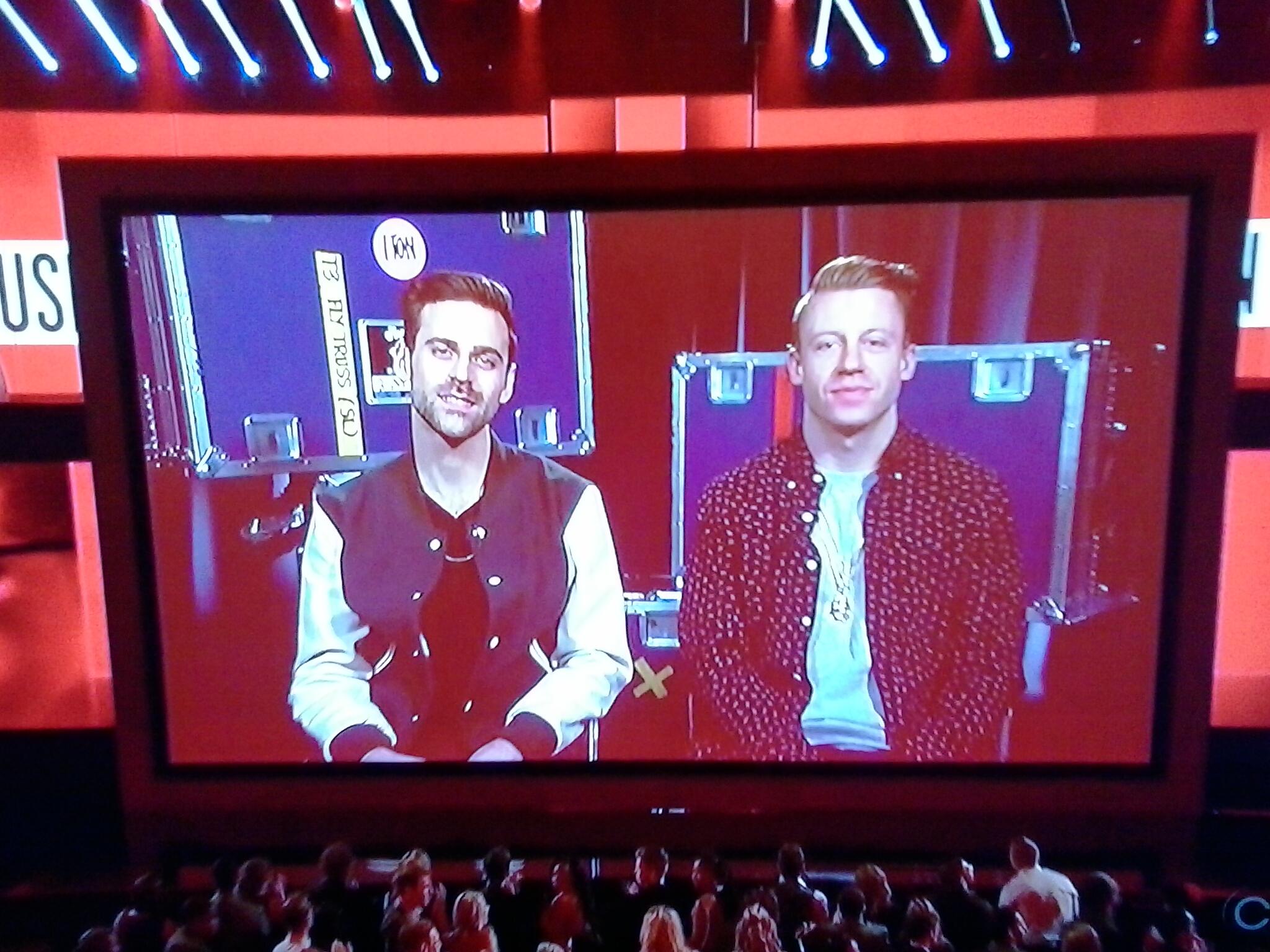 Macklemore and Ryan Lewis talks Trayvon Martin, plays race card at AMAs 