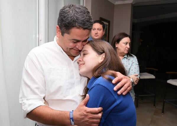 DiarioLaPrensa's tweet photo. Juan Orlando Hernández celebra primeros resultados junto a hija #eleccioneshonduras2013 #hondurasvota #hondurasdecide http://t.co/uuftyqlqtk