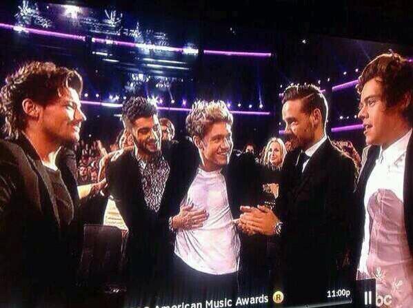 zayniexljp's tweet photo. BUT NIALL PULLED ALL OF THEM IN FOR A GROUP HUG AWW #mtvstarsOneDirection http://t.co/CCBaJA23Po