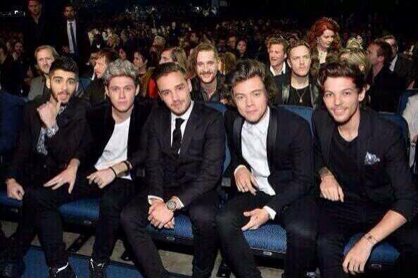 HigherMaloski's tweet photo. 'LARRY SITTING TOGETHER'
I WOULD NOT ONLY LIKE TO THANK GOD, BUT JESUS. 

#mtvstars One Direction http://t.co/wTCYjvmJ9v