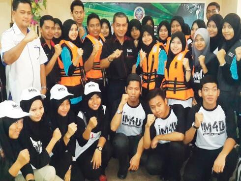 RT @qimie_hazmie: PKB Hantar 2,000 pasukan sukarelawan 1M4U <a href="/NajibRazak/">Mohd Najib Tun Razak</a> @KP_RELA <a href="/PRNKELANTAN/">MD RAWI BIN  MOHAMAD</a> <a href="/izzul9000/">izzul islam</a> <a href="/zeekay15/">Kucing Gebu</a>