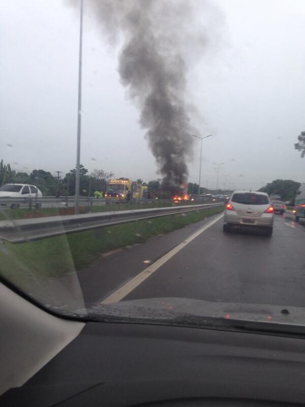Carro pega fogo na niteroi manilha sentido niteroi! <a href="/bandnewsfmrio/">Rádio BandNews FM Rio - 90.3</a>