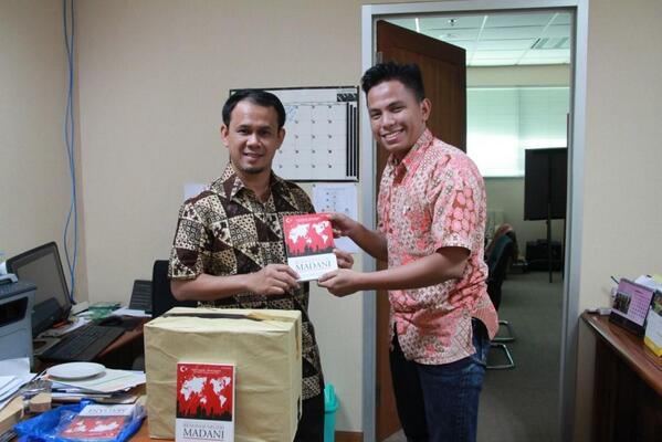 Ramadhan_Ng's tweet photo. Ketua Komisi I DPR RI @MahfudzSiddiq menerima 50 eks buku Renovasi Negeri Madani karya @AryaSandhiyudha #RNM http://t.co/rxXP2HVlCQ