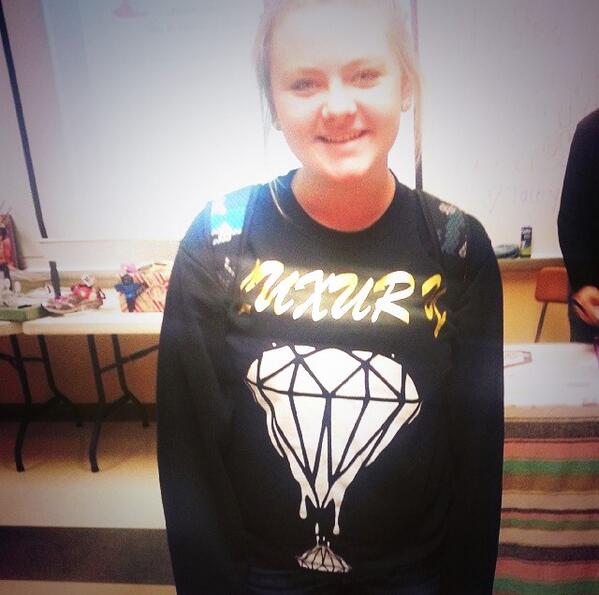 ThisIsLUXURY's tweet photo. Luxury's famous "dripping diamond" sweater!

ONLY $20!

low prices, only with luxury. http://t.co/tyn1qxQ9SH