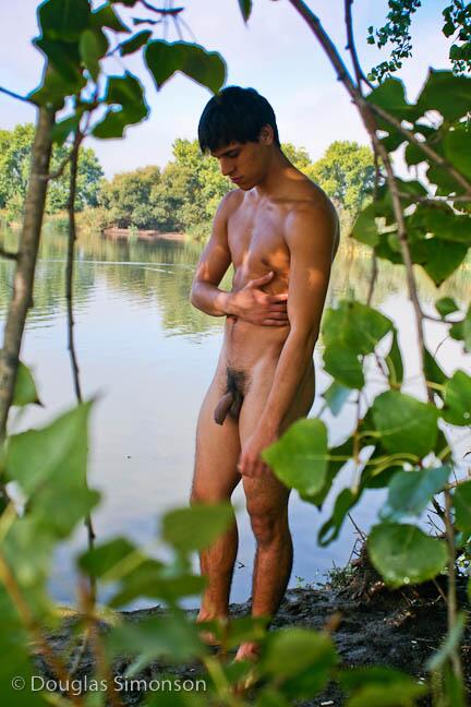 MrPeaksNValleys's tweet photo. Bonus Nightcap #2:  LA model Marcelino Rosas, 24,  on a nude hike around the lake. http://t.co/A5997fqY8s