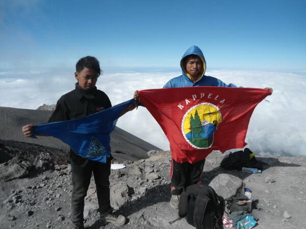 PalasmaVolcano's tweet photo. Who's the next? Volcano Smanema featuring Kappela Sma Semen Gresik #mahameru http://t.co/ztdDvc1ebU