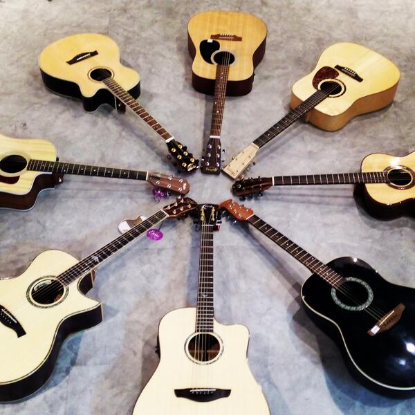 SixstringsMY's tweet image. Guitarist&apos;s circle of trust. #guitars #circle