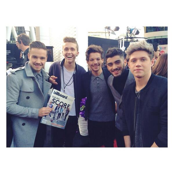 1DUpdates4youh's tweet photo. All the boys except Harry with a belgian artist, ian thomas, at the VMA's. http://t.co/LIFacPChim
