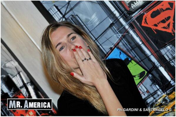 annafavella's tweet photo. i #baci volano @VelvetMovie #MrAmerica #ConferenzaStampa http://t.co/s1fd2DzGUF