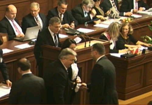 MichKucera's tweet photo. Slibuji.
http://t.co/hoRk0Fx6iU
 #slib  #psp #parlament http://t.co/X6Qzgdl5Qq