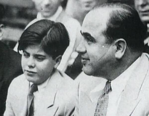 アル・カポネ (1899～1947) 息子のソニーとカポネ。野球場にて。