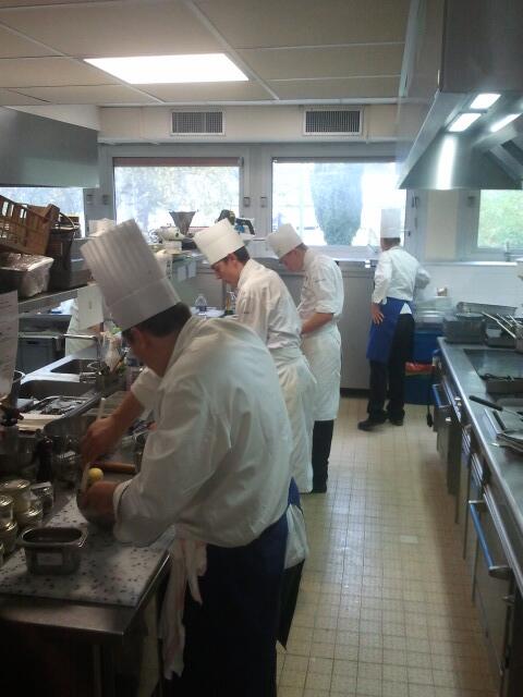 Benoit_Cham's tweet photo. C'est le coup de feux en cuisine #TropheeJeanDelaveyne #JouyEnJosas http://t.co/jSkUrI4ODF