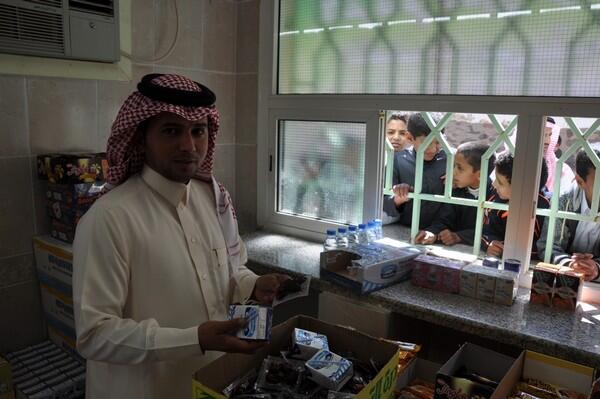 adelalkrnass's tweet photo. خفّضت الأسعار بنحو 30% وتلاشت سلبيات العمال الوافدين ... مدرسة بـ #عسير تسند البيع في مقصفها لشاب سعودي
 . http://t.co/65RAggORUV