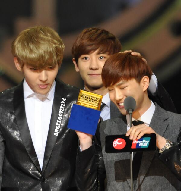 exogunners's tweet photo. "WearEXOtics: the moment giant Chanyeol went to pat Suho's head... meanwhile Suho.. http://t.co/D7pduZXBAg"