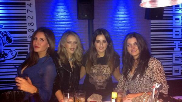 Laura_sefue's tweet photo. "@AmpiMohwa: Findes con vosotras @Laura_sefue. @Roci_Amira. @PauRayo_ http://t.co/KhwSet6kiO"