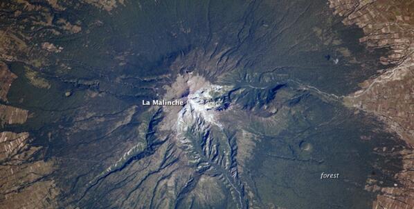 SkyAlertMx's tweet photo. La NASA le tomó espectacular foto al volcán La Malinche el 29/10/13 - Puebla-Tlaxcala. http://t.co/37A98Fheed http://t.co/ypbDlQWfZO