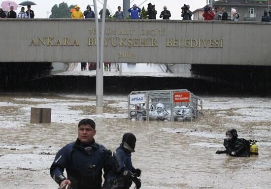 "Balık adam gönderelim mi?" diyen Gökçek'e, #İzmir Belediye Başkanı'ndan fotoğraflı yanıt bit.ly/1eu2o8S