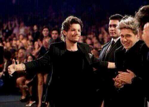 LOUISHAIRY's tweet image. DEAR MEDIA,

LOUIS STARTED A GROUP HUG

STOP SAYING HE DOESNT CARE

THANK U

TELL A FRIEND

#mtvstars One Direction