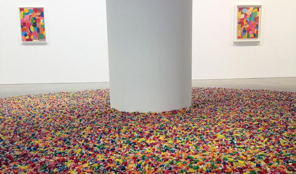 ItanhangaPisos's tweet image. Os artistas #FelixGonzalezTorres e #DamienHirst criaram a instalação #VisualCandy, misturando #pinturas e doces.
