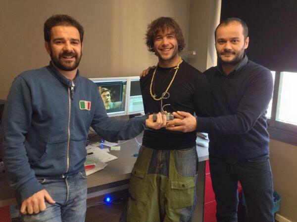 edificioural's tweet photo. Hoy visita de Ivan Hermes a #contrasentidopc con el premio a mejor actor en festival Pilas en corto por edificio ural http://t.co/Boeal4l1hl