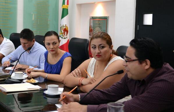 ArletMolgoraG's tweet photo. Reunión de trabajo con los compañeros de la secretaria de salud @silviasolisg @linoguzman y el dip @BOLIOSERGIO http://t.co/hNhSkja7AH