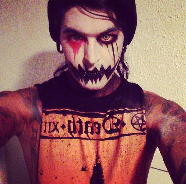 YasminMisery's tweet photo. @NYDrock @nikkimisery http://t.co/hsTtMVzYjc
