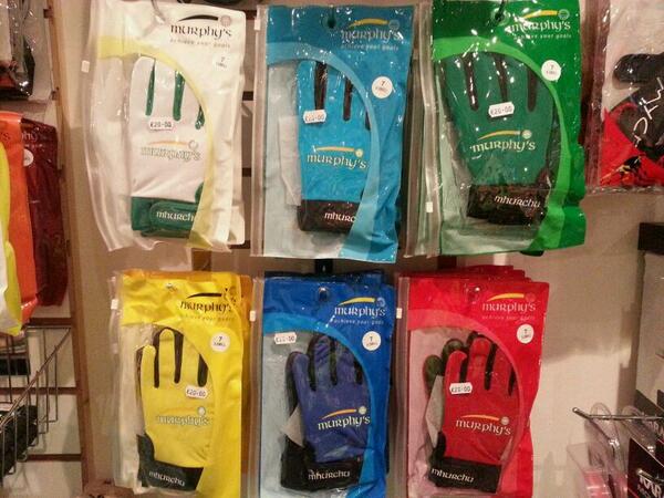 Retweet for a chance to win a pair of <a href="/murphysgloves/">ciaran murphy</a>.  Winner will be announced at 10pm. #murphys