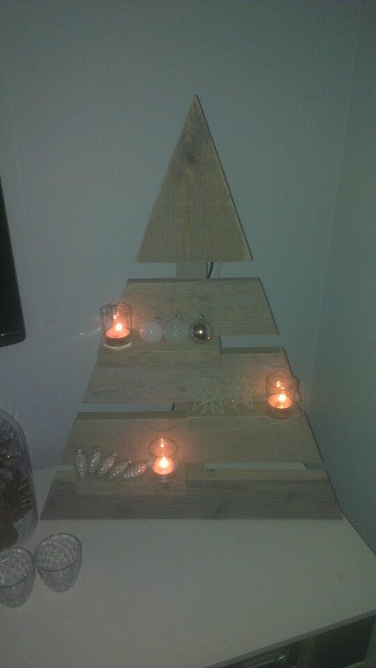 DeSteigerhut's tweet photo. Kerstspecial! Kerstboom van steigerhout, de laatsten gaan weg voor 25euro. Op=Op http://t.co/o0LU34TVT0