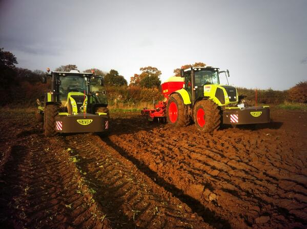 OakesLeeoakes's tweet image. Setting up the 6furrow dowswell plough and the KRM combi drill behind sugarbeet.#donotrain!!!!