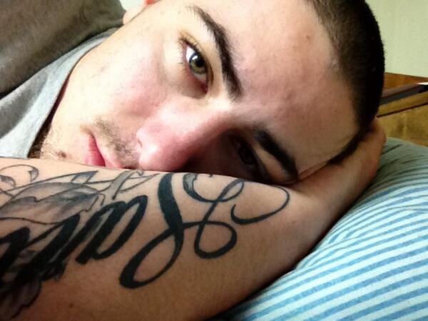 RobinsonDillan's tweet photo. Twitters hellaaa boring 😐 http://t.co/ZwfKRigBYU