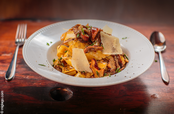 EDBC_FR's tweet photo. Le nouveau #resto @LeRichmondMtl propose une cuisine délicieuse venue d'Italie >> http://t.co/loHZOHXll7 #Griffintown http://t.co/tpxN8csuLz